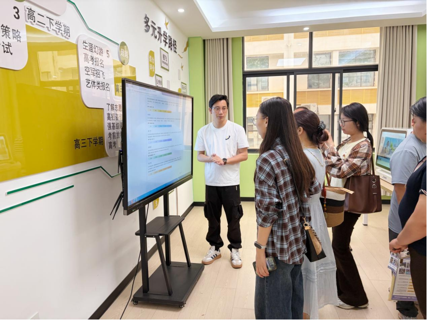 走进广西校园 | 健成星云亮相两场校园活动，AI心理服务获现场认可